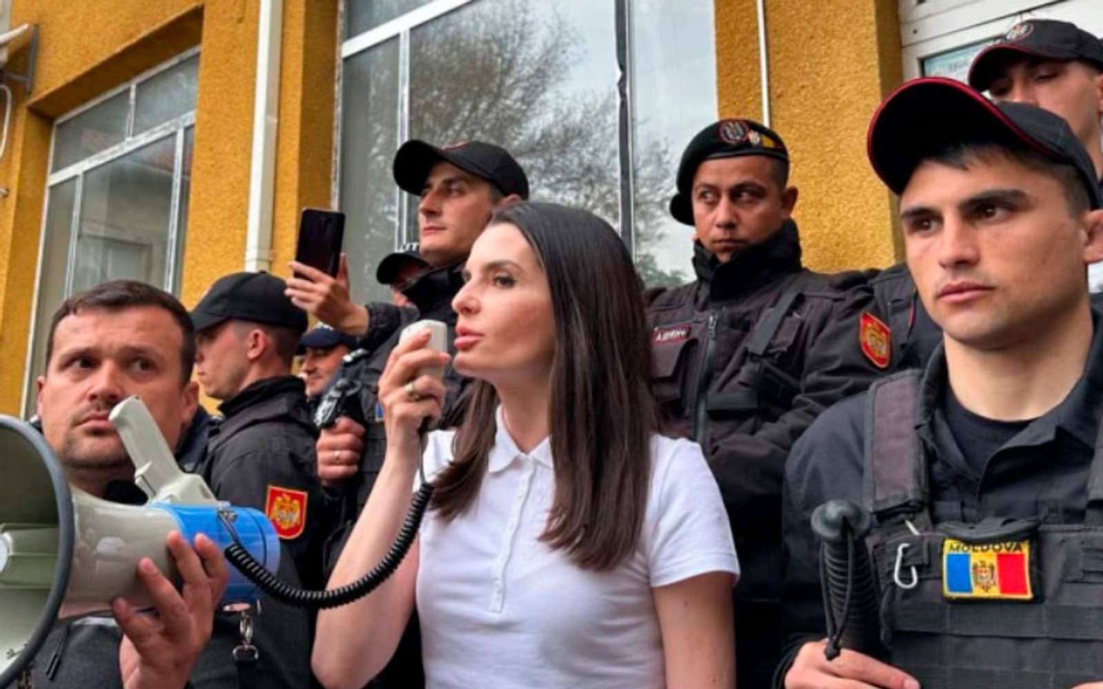 В Гагаузии проходят акции протеста. Жители требуют, чтобы власти Молдовы не вмешивались в местные выборы, где победила пророссийский политик