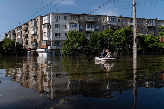 Херсонскую область затопило после прорыва Каховской ГЭС. Что известно спустя сутки. Тысячи людей эвакуированы. Семь человек пропали без вести
