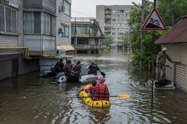 Херсон частично затоплен. Из города спасают людей — под продолжающимися обстрелами. Фото и видео