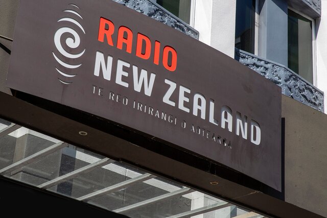 Младший редактор государственного радио в Новой Зеландии исправлял публикации на сайте — транслируя кремлевскую пропаганду. Никто этого не замечал — и никто не говорил ему, что «что-то не так»