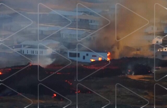 В Исландии во время извержения вулкана лава сошла на город Гриндавик. Сгорели несколько домов