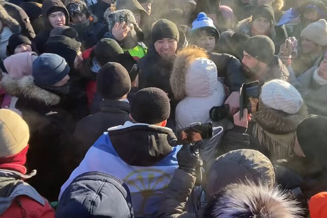 В Башкортостане около тысячи человек вышли на акцию в защиту активиста Фаиля Алсынова. Они потребовали отправить в отставку главу республики