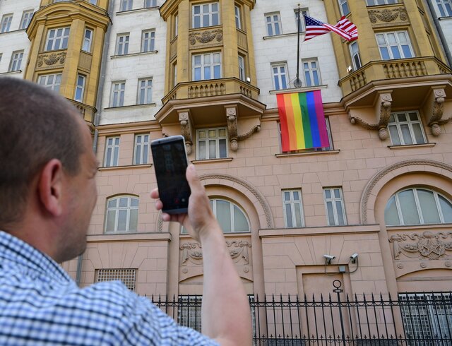 В России за «ЛГБТ-экстремизм» наказывают даже гомофобов. Одному из них из-за штрафа пришлось покинуть страну. Вот этот и еще четыре показательных примера